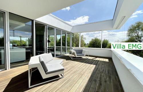 Luxus Design Ferienhaus Villa EMG Bensheim nah Frankfurt, Heidelberg mit Sauna, Schwimmteich, Garten für Familien und Gruppen bis 17 Personen - Foto 11