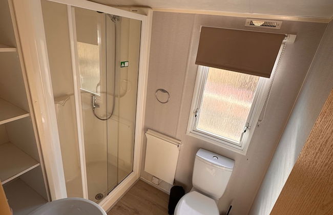 3 Bed Caravan - Side Gated Decking, Wifi, Pets - Foto 13