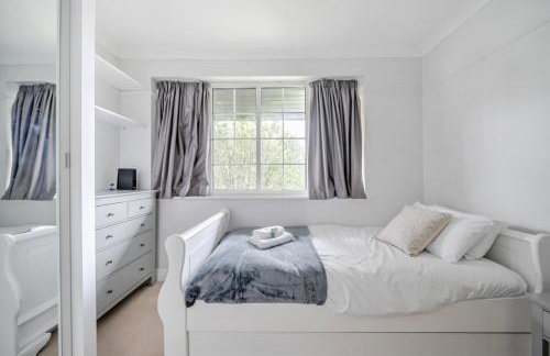 Surrey's Charming Modern Maisonette with Parking - Pass the Keys - Foto 24