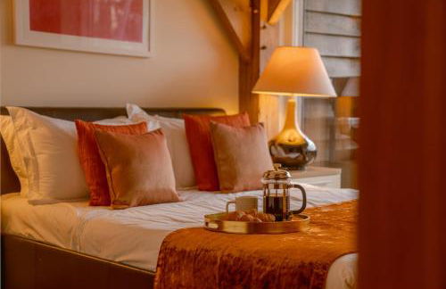 Lakeside Cotswolds Retreat with Private Hot Tub set on Lower Mill Estate - Photo 28