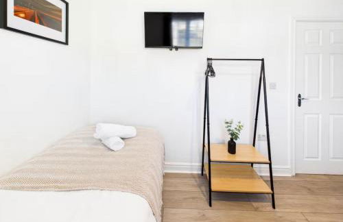 2 Bed Home Port Talbot - Perfect For Contractors & Families - Photo 13