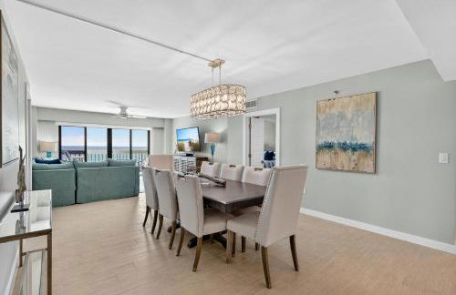 Renovated direct oceanfront condo with spacious balcony, heated pool, and garage parking - Foto 4