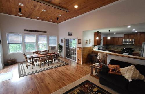 Spacious, modern, home by the lake! - Foto 30