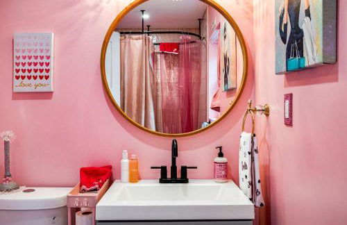 Unique Barbie-Themed Pink Cabin in Black Mountain, North Carolina - Foto 22