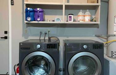 Entire Modern House with King bed & 65inTV - Foto 18