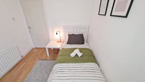 Large 3 Bed Flat, Free Parking-by Holiday Homes - Foto 5