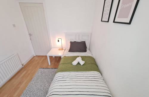 Large 3 Bed Flat, Free Parking-by Holiday Homes - Foto 5