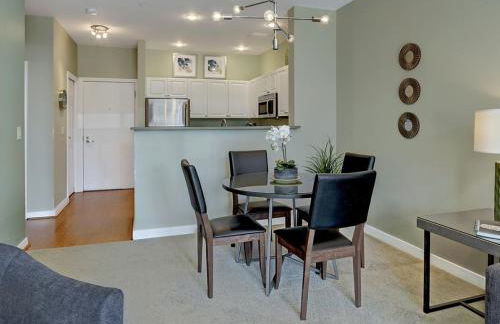 City Water View Oasis with Pool & Gym near Cruise in Heart of Seattle - Foto 8