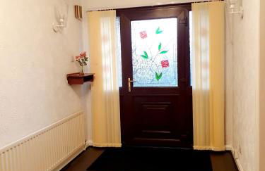 Chimes-Company & Family Stay, 2 Bedroom House with On Street free parking - Foto 1