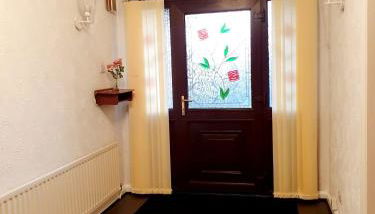 Chimes-Company & Family Stay, 2 Bedroom House with On Street free parking - Foto 1