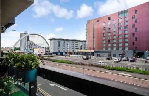 Luxury Huge Modern Open Plan 2Bedroom Flat - Free Private Parking & Balcony located at the OVO Hydro and SEC Centre - Foto 4
