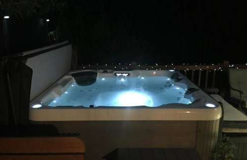 Logi-Bear Lodge with Hot Tub - Photo 18