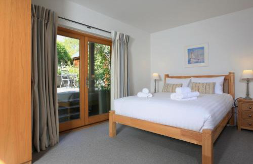 Courtyard Cottage - Photo 17