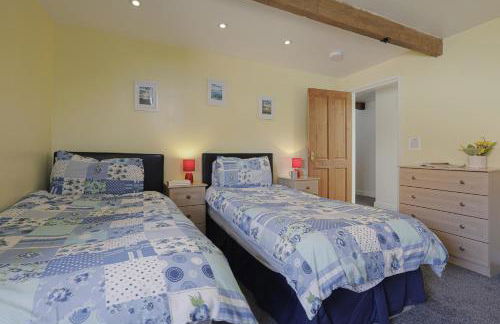 The Old Wagon House views over the fields and sea - Foto 14