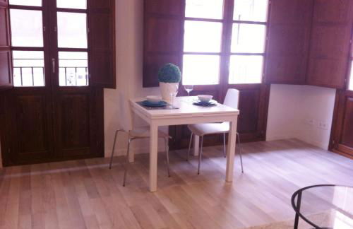 Superb Central Market Apt - Photo 7