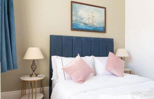 Warm Beachfront Getaway with Winter Ocean Views & Parking - Foto 104