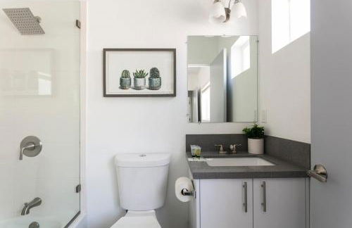 Enjoy Stylish 4BR Townhouse Sleeps 8 with Wi-Fi - Foto 18