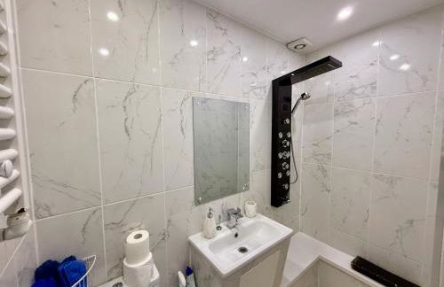 Modern Elegant Home - Photo 23