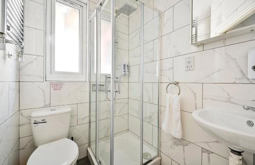 2-Bed, Sleeps 8 in Leyton E10, Near Stratford - Foto 32