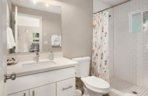 Spacious Main Street Retreat for families and large groups - Photo 17