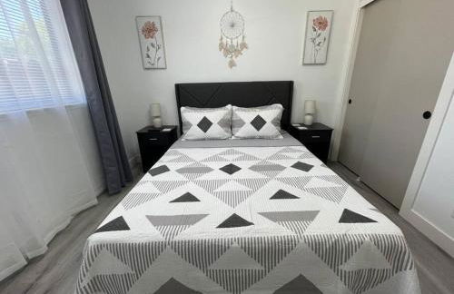 Entire Modern House with King bed & 65inTV - Foto 28