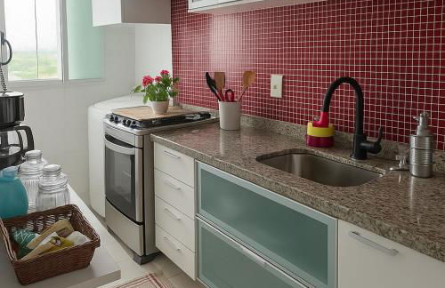 2 qrts c suíte, ar condicionado, piscina infantil e adulto, parquinho, estacionamento privativo, portaria 24hrs, self checkin, indicado pra família c crianças, casais e hóspedes a trabalho - Foto 11