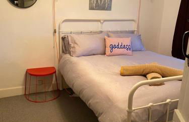 Holly Tree Cottage - 3 bedrooms and large garden with optional glamping double outside - Foto 13