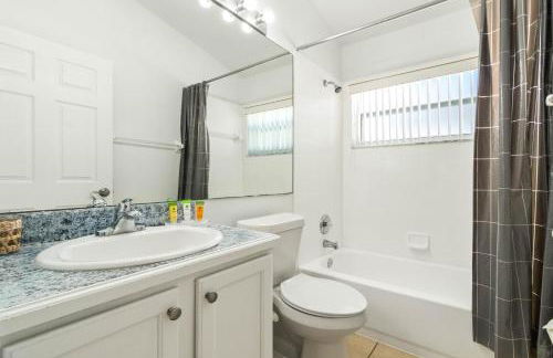 Luxury 4-Bedroom Home with Private Pool, Jacuzzi, AC, Wi-Fi, Cable TV, 5 Minutes from Disney - Foto 18