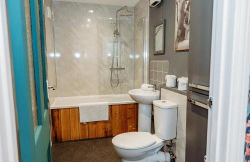 Heron's Perch- A pond-side retreat with cinema room - Photo 17