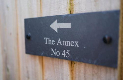 Lovely Cosy Studio with Garden and Parking - Photo 14