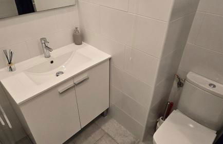 Bright Apartment with Two Balconies and a Seaside Pool - Foto 34