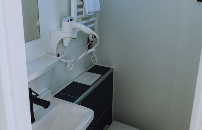 Modern Houseboat With air Conditioning Located in Marina - Foto 8