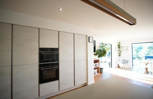 Stunning 4 Bedroom Home with Wild Spa, Gym & Hot Tub - Foto 13