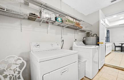 Sunny 3BR Oasis with Water View and Beach Gear Near Siesta - Foto 27