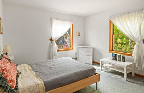 The Tipsy Moose, Ayuh Lakeside Lodge - Photo 25