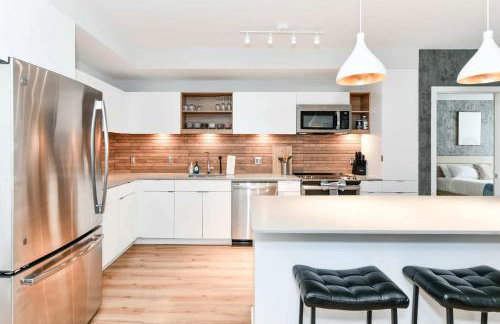 Urban 2BR Oasis with Scenic Rooftop and Gym - Foto 8