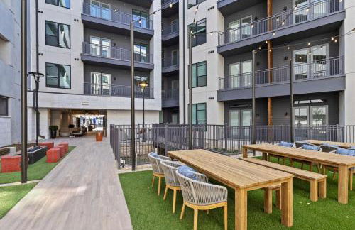 1BR Alongside Q2 and Domain With Pool, Gym and Free Parking - Foto 26