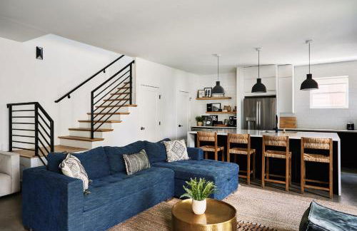 Stylish 3 Bed Retreat, Rooftop, Parking, Sleeps 10, Ensuite Baths, Bunk Room, Gourmet Kitchen, Cozy Living Space, Rooftop Views & Fire Table, Near Downtown, Distilleries & Marathon Village, 24 Hr Hospitality - Foto 1