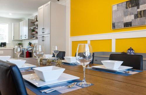 Bancroft Bungalow - Hot Tub, Fire Pit - Near Uptown - Foto 42