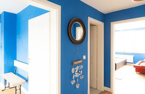 - Ocean Haven Deluxe with Coastal Charm - 2-Room Sea-Inspired Apartment 75 qm - Central Location - Elegant Nautical Design - Renovated in 2024 with TV & Netflix - Full Kitchen & Free Parking - Near Metro & Airport - King Beds - - Photo 20