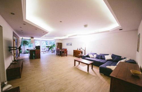 Große & voll ausgestattete Apartments, Studios, Doppelzimmer, Workspace, Parkplatz, Netflix, Prime & schnelles Wifi in ruhiger Lage mit Garten - Foto 14