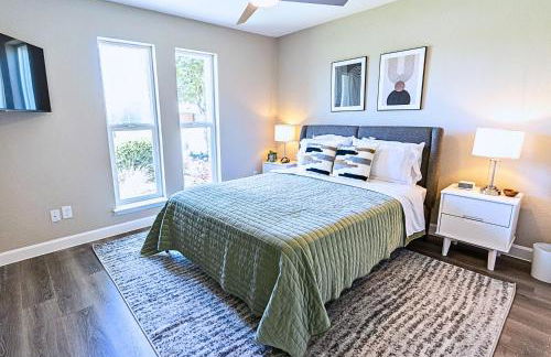 Sparkling Pool Retreat Near Legacy West by Vacation Your Way - Foto 35