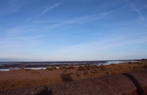 Modern 2BR Apartment - Prime Location Near Beach & Town - Sleeps 5 - Foto 39