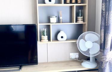 Elegant 2 Bed 1 and Half Bath Caravan in Holiday Resort Village - Photo 51