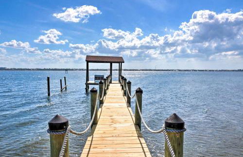 Riverfront Merritt Island Bungalow with Dock and Deck - Foto 20