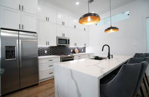 Pet Friendly Stylish 4 Bedroom home Close to All - Foto 17