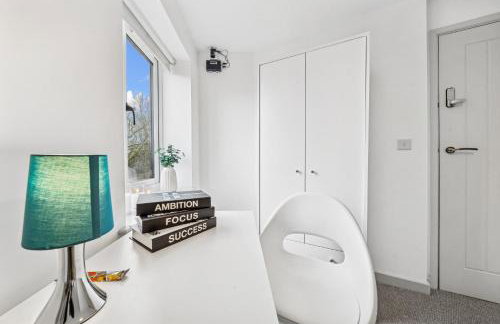 Modern & Cozy Private Double Room - Shared House by AltoLuxo Short Lets & Serviced Accommodation with Free WiFi & Parking - Foto 10