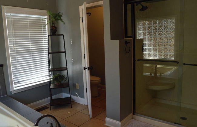 5 BR House Lake Retreat w/ Hot Tub, Sleeps 12 - Foto 37