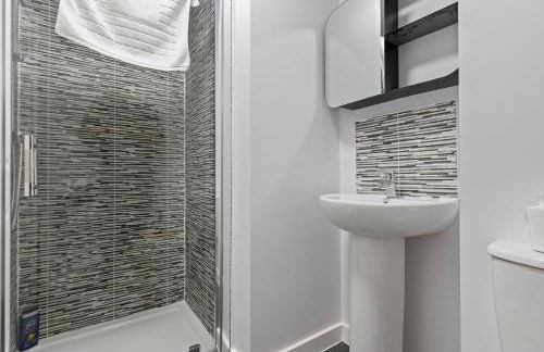 Exquisite 7 Bedroom 5 Bathroom House - Over 1900 sqft - Close to City Centre with Free Parking, Fast W-Fi and SmartTVs by Yoko Property - Foto 23