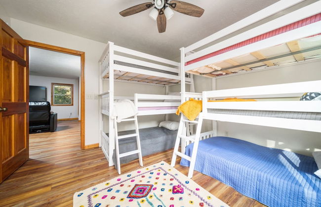 Firefly Lodge! Boardman River! Hot Tub! Woodstove! - Foto 9